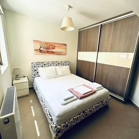 The Little Palace Next To The Sea *